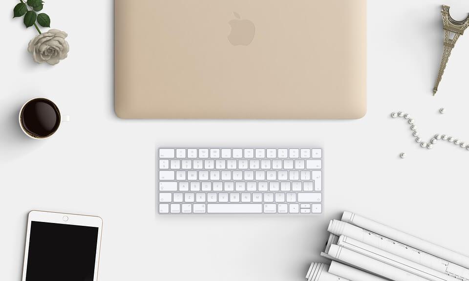 Apple Magic Keyboard na biurku